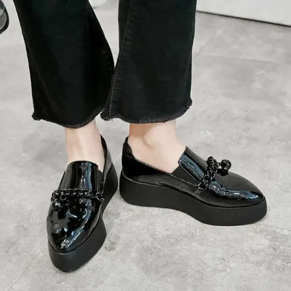 Mocassins à plateforme vernis avec chaîne métallique décorative