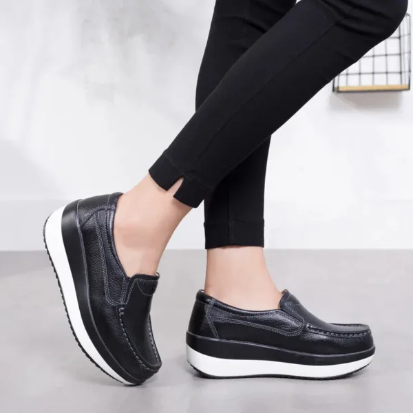 Mocassins orthopédiques à plateforme effet cuir – Image 3