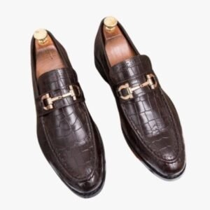 Mocassin en cuir végan effet croco et à boucle dorée