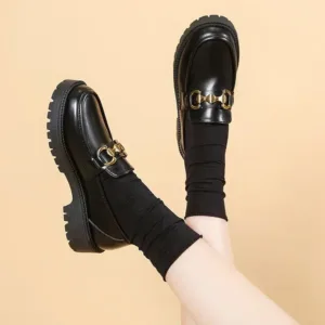 Mocassins noirs à semelle épaisse et chaine dorée pour femme
