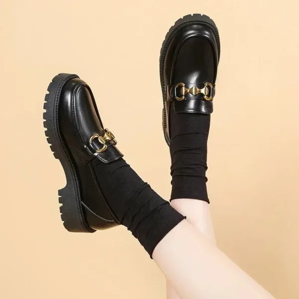 Mocassins noirs à semelle épaisse et chaine dorée pour femme