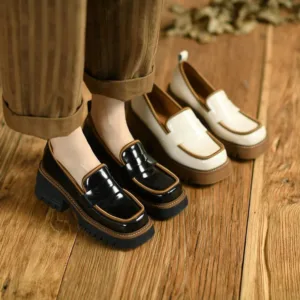 Mocassins vernis bicolores à semelle épaisse