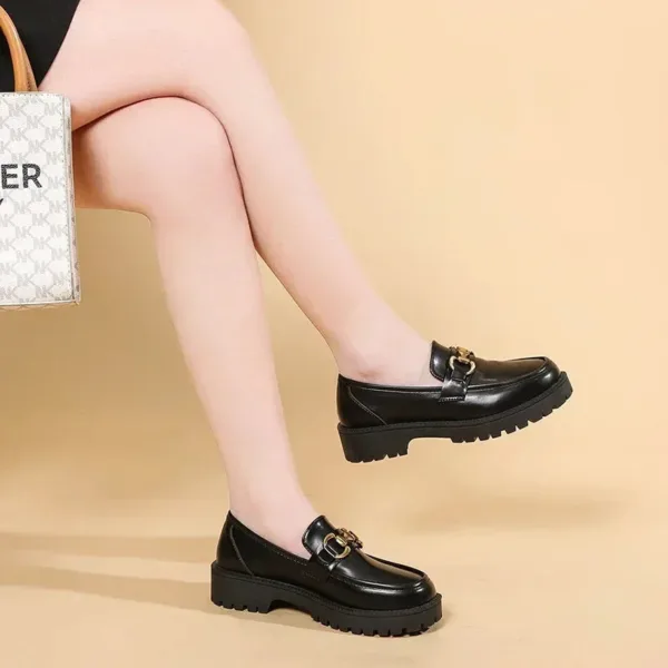 Mocassins noirs à semelle épaisse et chaine dorée pour femme – Image 5