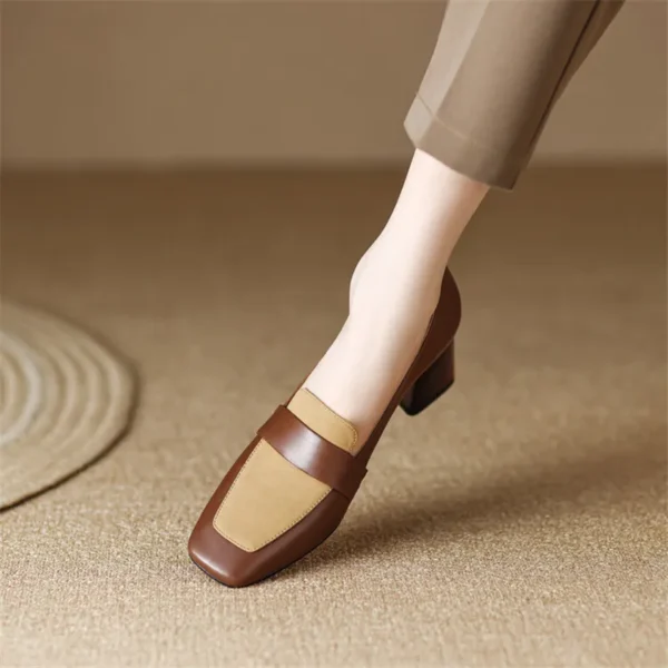Mocassins bicolores à talon carré en cuir véritable pour femme – Image 4