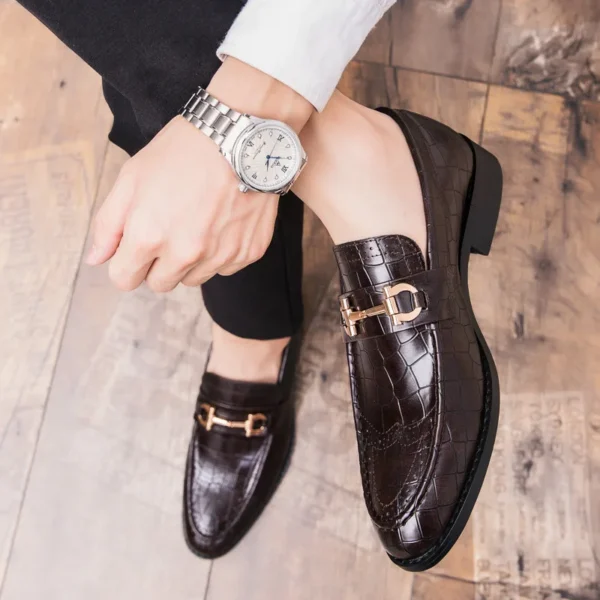 Mocassin en cuir végan effet croco et à boucle dorée