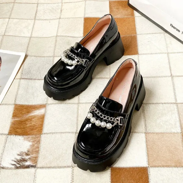 Mocassins à semelle épaisse avec chaîne et perles – Image 2