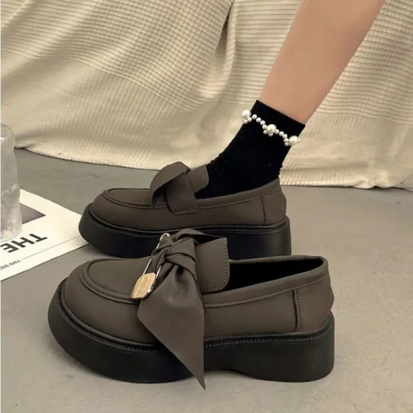 Mocassins à semelle épaisse à noeud papillon et épingle – Image 2