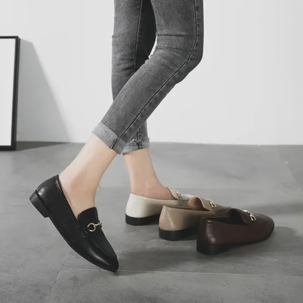 Mocassins en cuir avec des détails dorés pour femmes