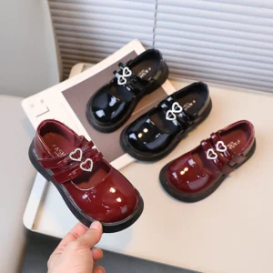 Mocassins fille en cuir verni avec décoration cœur