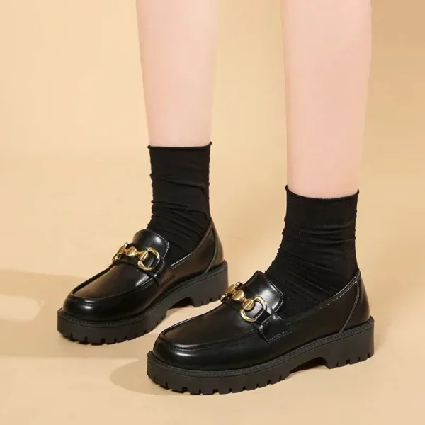 Mocassins noirs à semelle épaisse et chaine dorée pour femme – Image 2