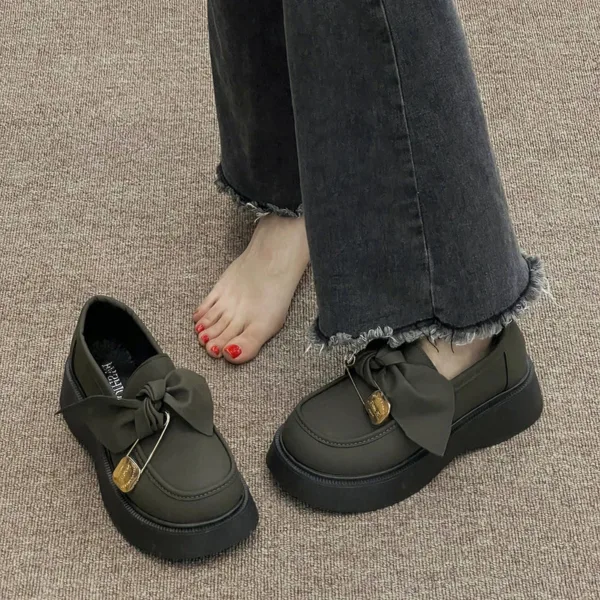 Mocassins à semelle épaisse à noeud papillon et épingle – Image 4