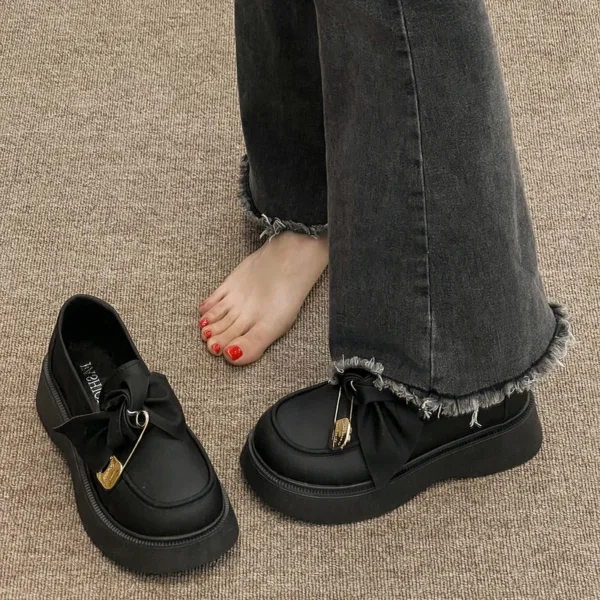Mocassins à semelle épaisse à noeud papillon et épingle – Image 3