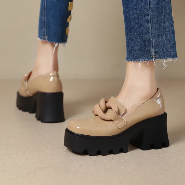 Mocassins vernis à semelle épaisse et grosse boucle