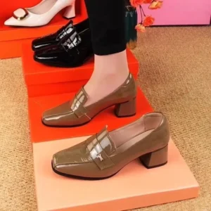 Mocassins à talons en cuir verni pour femmes