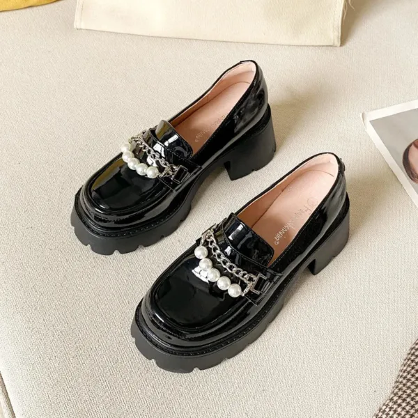 Mocassins à semelle épaisse avec chaîne et perles – Image 4