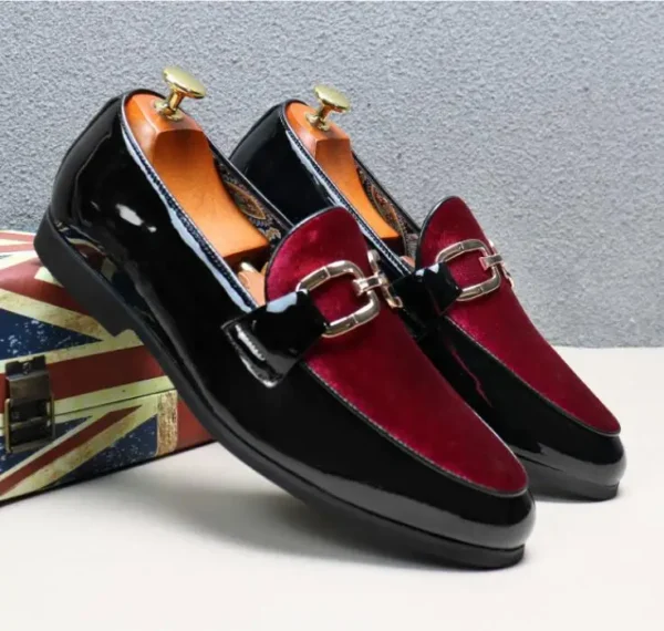 Mocassins habillés vernis noir et velours à mors dorés – Image 6