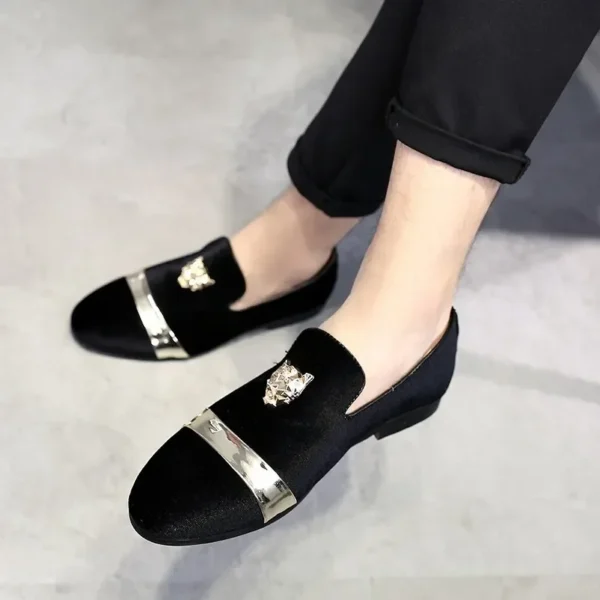 Mocassins de mariage en velours avec écusson tigre – Image 5