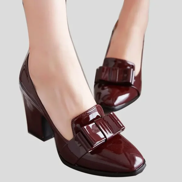 Mocassins à talons en cuir verni avec nœud décoratif