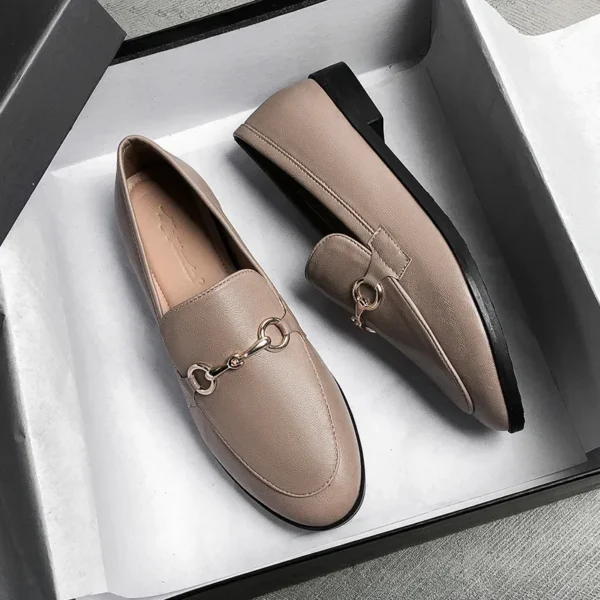 Mocassins en cuir avec des détails dorés pour femmes – Image 2