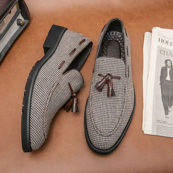 Mocassins à gland à carreaux marron et blanc pour homme – Image 2