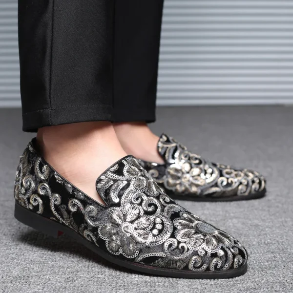 Mocassins effet velours brillant avec broderie fleurie et sequins – Image 2