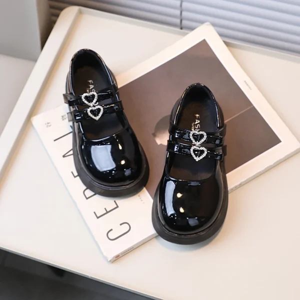 Mocassins fille en cuir verni avec décoration cœur