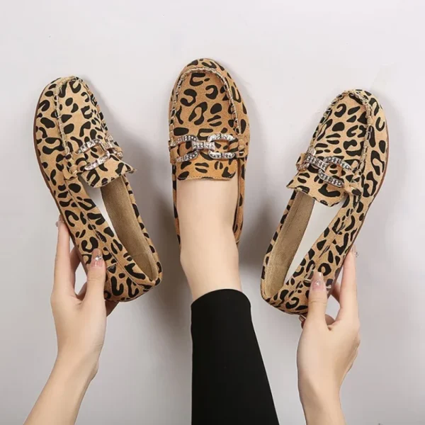 Mocassins souples imprimé léopard avec anneaux en strass – Image 2
