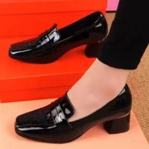 Mocassins à talons en cuir verni pour femmes