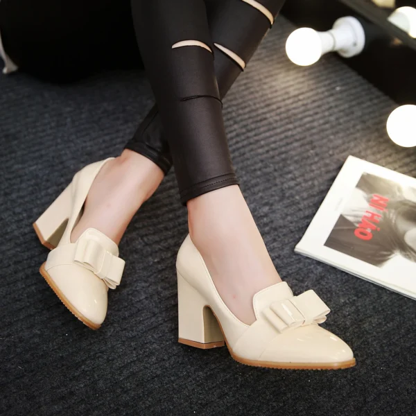 Mocassins à talons en cuir verni avec nœud décoratif
