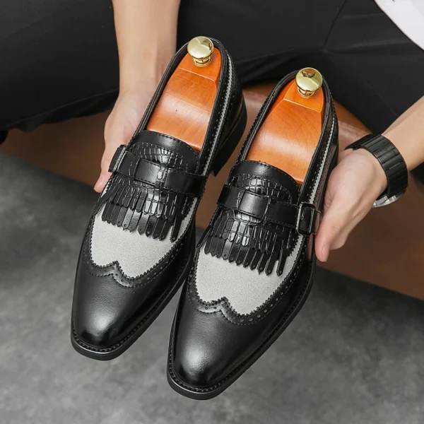 Mocassins bicolores à franges avec boucle – Image 4