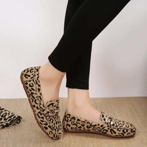 Mocassins souples imprimé léopard avec anneaux en strass – Image 4