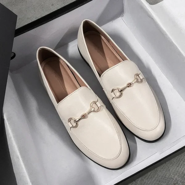 Mocassins en cuir avec des détails dorés pour femmes
