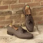 Mocassins à gland à carreaux marron et blanc pour homme