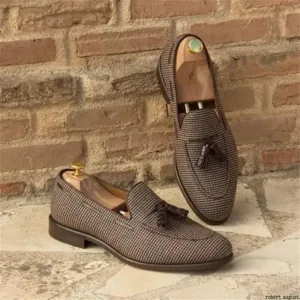 Mocassins à gland à carreaux marron et blanc pour homme
