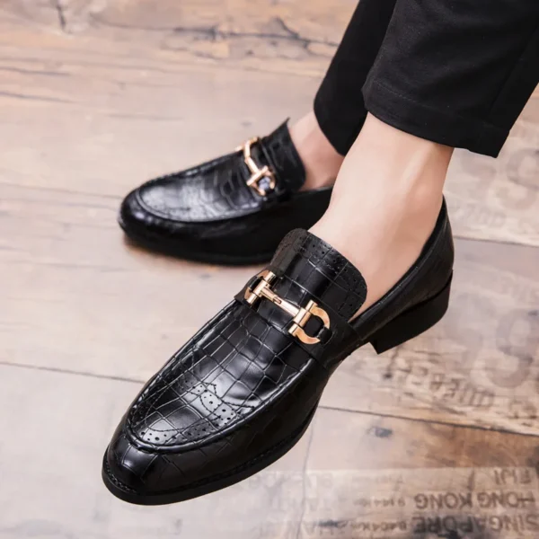 Mocassin en cuir végan effet croco et à boucle dorée – Image 2