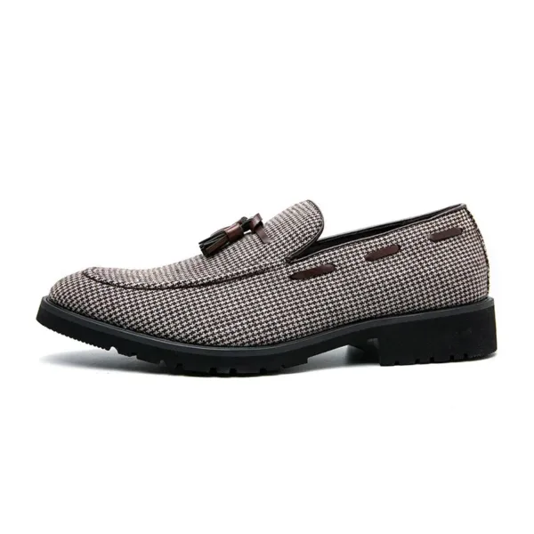 Mocassins à gland à carreaux marron et blanc pour homme – Image 3