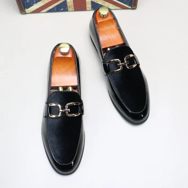 Mocassins habillés vernis noir et velours à mors dorés – Image 3