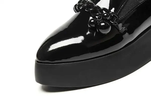Mocassins à plateforme vernis avec chaîne métallique décorative – Image 5