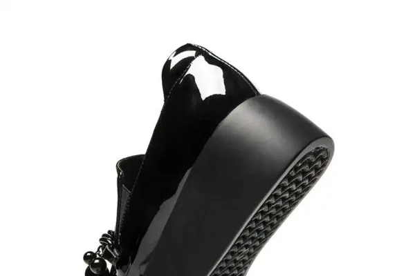Mocassins à plateforme vernis avec chaîne métallique décorative – Image 6