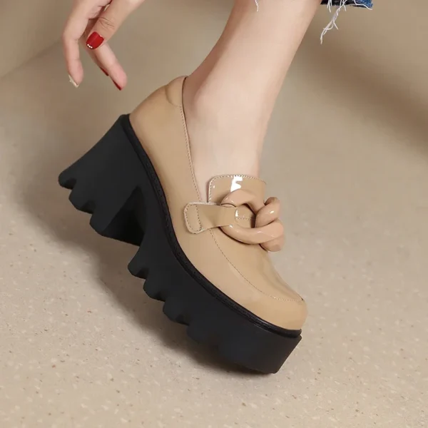 Mocassins vernis à semelle épaisse et grosse boucle