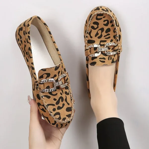 Mocassins souples imprimé léopard avec anneaux en strass