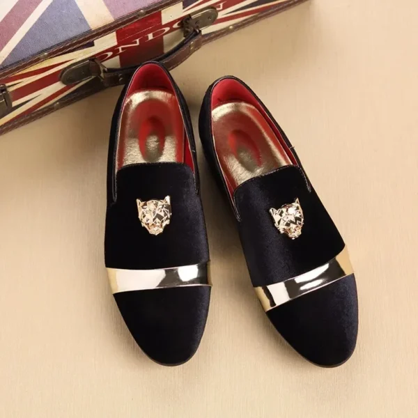 Mocassins de mariage en velours avec écusson tigre – Image 4