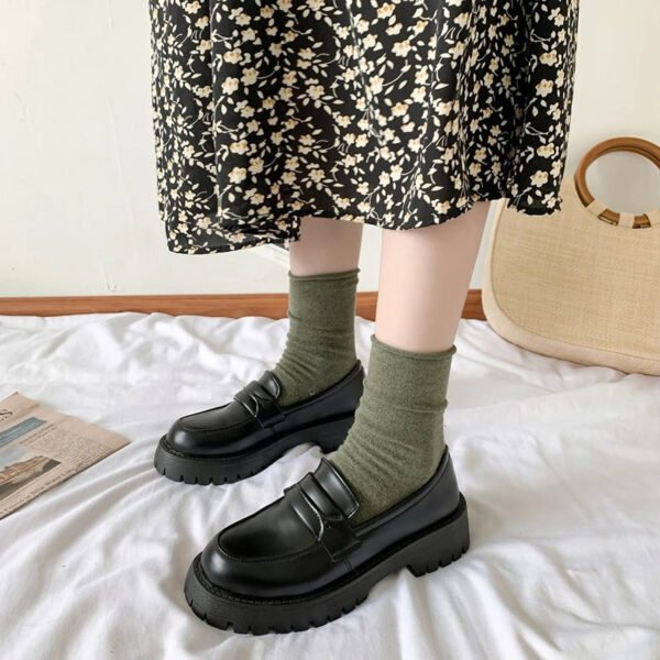 Mocassins noirs à talon carré et semelle épaisse pour femme – Image 2