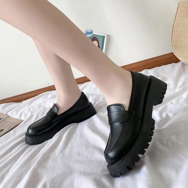 Mocassins noirs à talon carré et semelle épaisse pour femme – Image 3