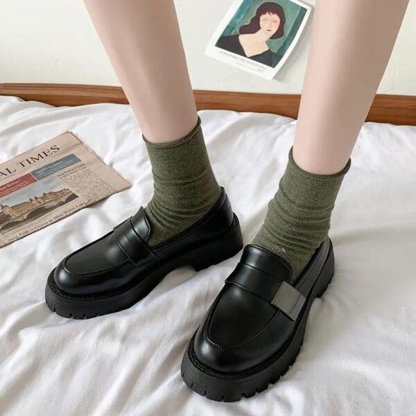 Mocassins noirs à talon carré et semelle épaisse pour femme – Image 4