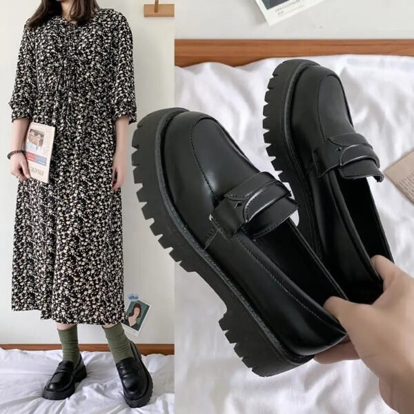 Mocassins noirs à talon carré et semelle épaisse pour femme – Image 5