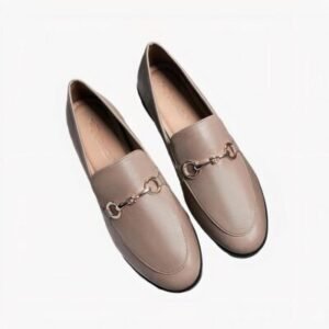 Mocassins en cuir avec des détails dorés pour femmes