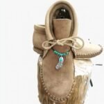 Mocassins indiens montants avec plumes décoratives
