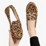Mocassins souples imprimé léopard avec anneaux en strass